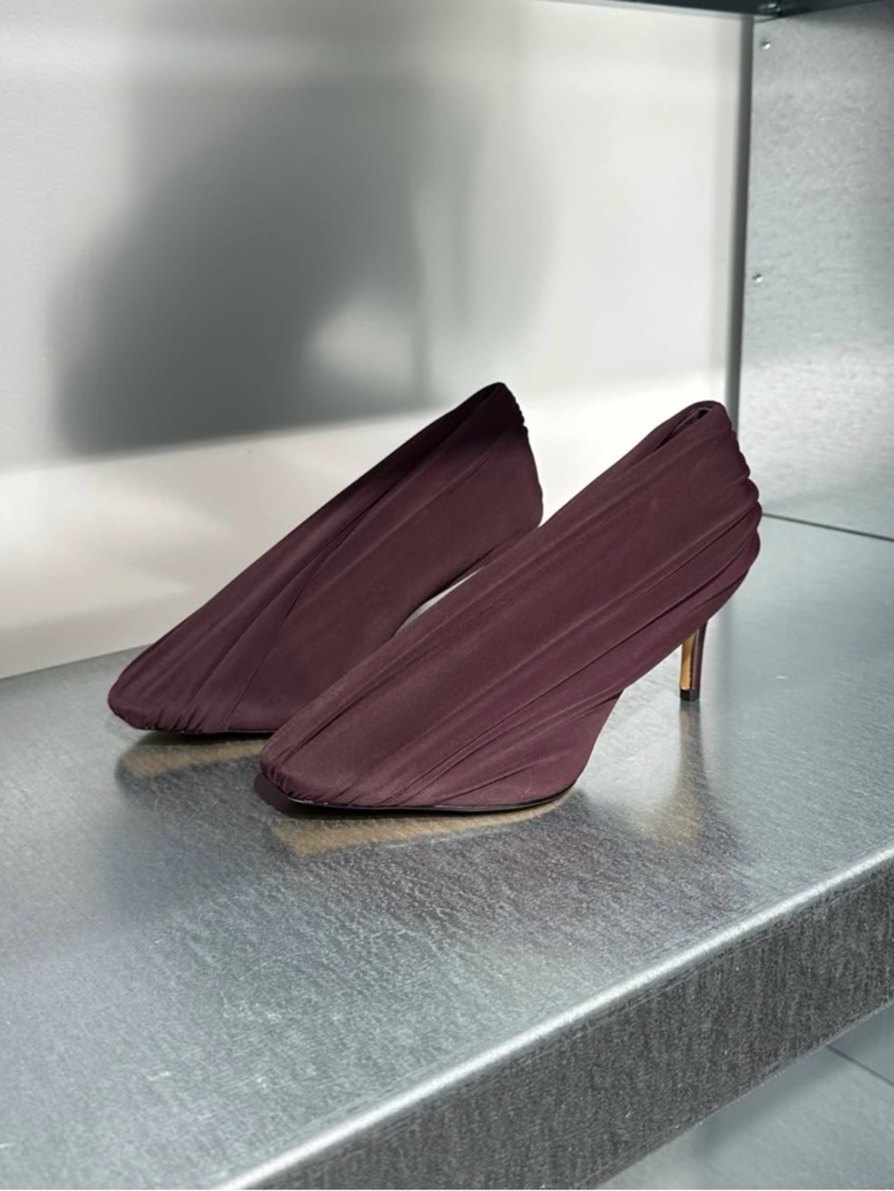 H&M STUDIO COLLECTION
DRAPED PUMPS SIZE IN DARK PLUM PURPLE.
SIZE 10 (41)